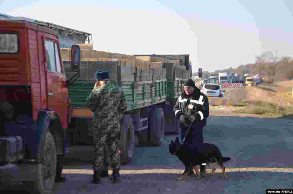 Кожний транспортний засіб обнюхують спеціально навчені собаки.