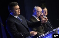 Віктор Янукович (ліворуч), Герман Ван Ромпей (центр), Жозе Мануель Баррозу (праворуч), Брюссель, 25 лютого 2013 року