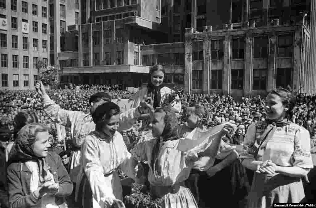 Торжества в Минске. Во Второй мировой войне тогдашняя Белорусская ССР потеряла более четверти своего населения. 
