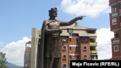 Spomenik kneza Lazara, Severna Mitrovica, jun 2016.