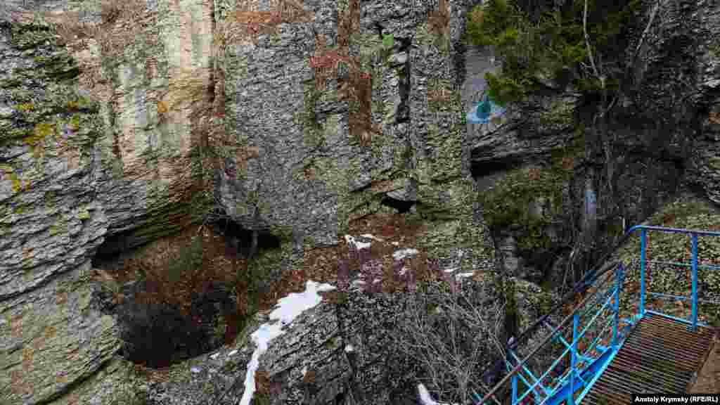 Спуск в пещеру «Трехглазка»