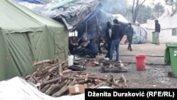 Čekajući zimu u kampu Vučjak 