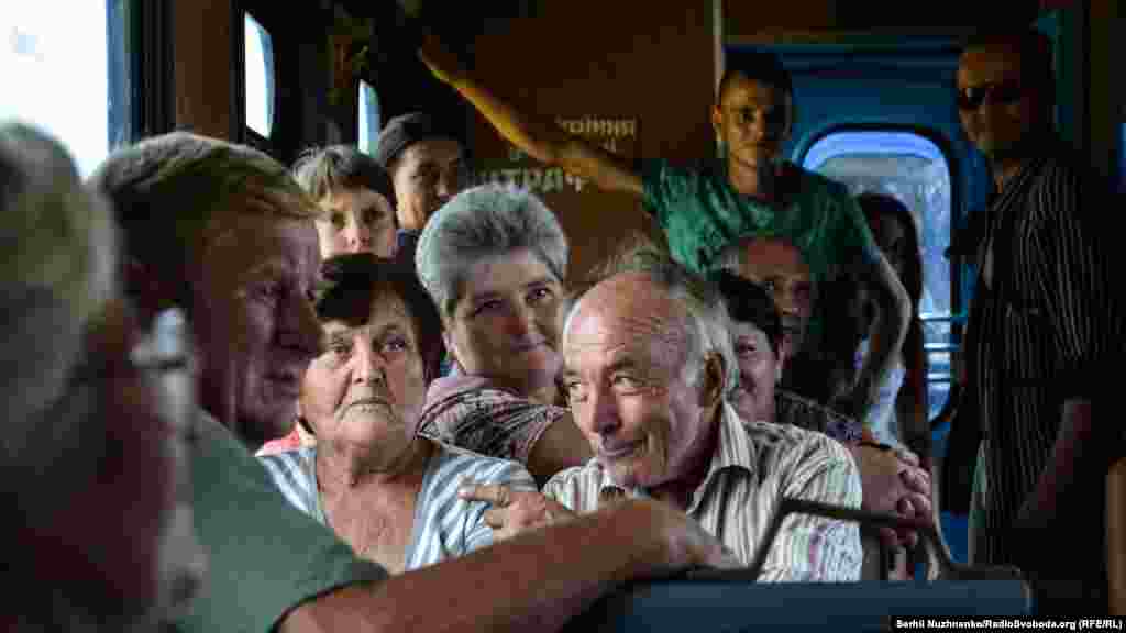 Місцеві жителі повертаються з Виноградова. Якщо у місцевого запитати, «котра година?», він ввічливо запитає, «вам по-якому? По Києву, Москві чи по-старому?». В сільській місцевості чи на полонині в горах до цього часу існують «три часових смуги»: час за Києвом, час за Москвою (зберігся із часів СРСР) і по-старому (ще з часів Австро-Угорщини)