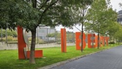 Cuvântul „Liberty” în fața sediului central al Europei Libere (RFE/RL) de la Praga (fotografie de arhivă). 