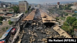 ასე გამოიყურება დამწვარი ბაზრობა. ზარალი ჯერ არ დაუთვლიათ, თუმცა მოვაჭრეები ათიათასობით ლარს ითვლიან.