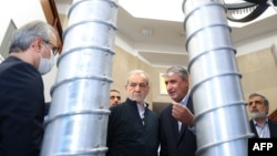 Iranski predsjednik Masoud Pezeshkian (lijevi u sredini) i šef Atomske energetske organizacije Irana (AEOI) Mohammad Eslami (u sredini desno) u Teheranu, 9. 4. 2025.