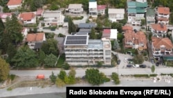 Хотелот во Лагадин за кој од 2017 години граѓани и активисти реагираат дека е дивоградба и повикуваат на одговорност, сега алармираат за узурпирање на плажата. Фото 2024 година. 