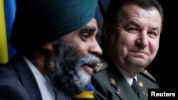 Харджит Саджан із міністром оборони України Степаном Полтораком в Оттаві, 3 квітня 2017 року