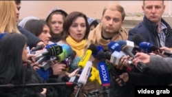 Майя Санду в окружении журналистов 