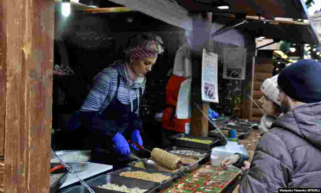 Смаколики на львівському ярмарку важко просто так обійти стороною