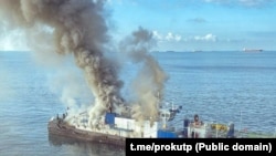 Горящий буксир в порту Кавказ