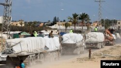 Kamioni prevoze pomoć za Palestince, usred primirja između Izraela i Hamasa u Gazi, u Kan Junisu, na jugu Pojasa Gaze, 17. oktobra 2025.