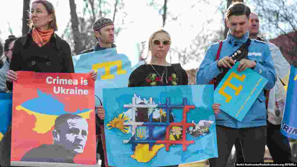 Организаторы мероприятия сообщали, что выходят на акцию 9 марта, потому что каждый год в день рождения украинского поэта Шевченко «крымчане демонстрируют свою солидарность и поддержку независимой Украины, рискуя попасть под пресс репрессивной машины»