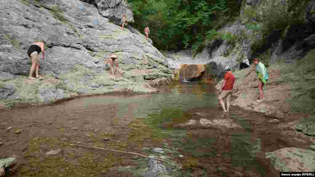 «Ванна молодости» – конец маршрута. Раньше она называлась Караголь. Горные реки промывают в породе углубления, где образуются озера – потому такие «ванны» типичны для Крыма. «Ванна молодости» Большого каньона, по легенде, славится омолаживающим действием. Температура воды в ней от 9 до 11 градусов, но желающих окунуться всегда довольно много