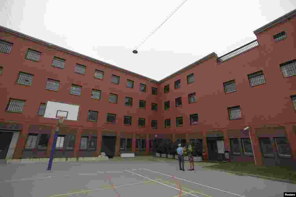 Tenisko i košarkaško igralište u dvorištu