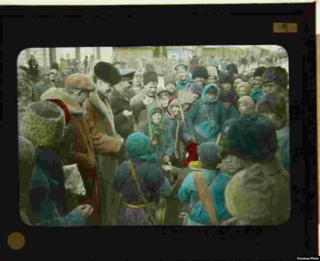 Члены YMCA развлекают толпу на вокзале