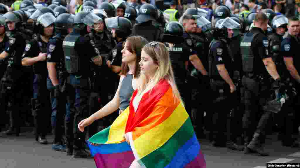 Ukrajinska policija obezbeđuje učesnike Parade jednakosti, organizovane od strane LGBT zajednice u Kijevu, 23. juna 2019. godine.