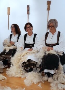 Na tradicionalnom narodnom sijelu čule su se gusle, a žene su uz pjesmu čupale vunu