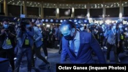 Premierul Cîțu îndreptându-se spre tribună, după ce a fost declarat câștigător în alegerile interne din 25 septembrie 2021.