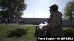 ნანი წულაია გლდანის ციხესთან, სააღდგომო ნობათით ხელში, რომელიც გიორგი მინდაძეს უნდა შეუგზავნოს