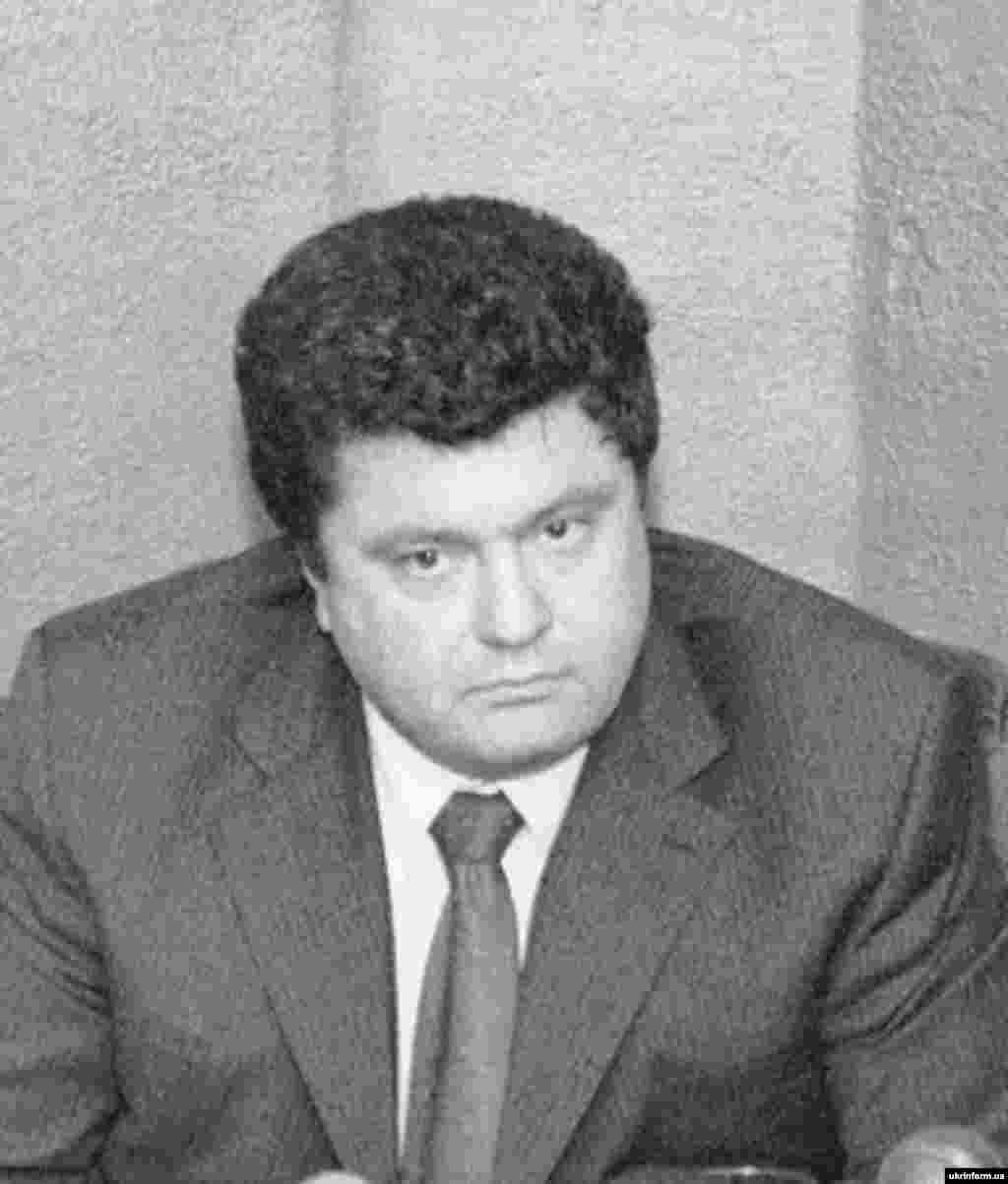 На пресс-конференции, которая состоялась 16 ноября 2000 года, руководители пяти украинских политических организаций объявили о намерении объединиться в единственную политическую силу. Среди них и партия "Солидарность", лидером которой до сих пор является Петр Порошенко