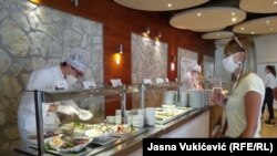 Plata konobara u Budvi je od oko 500 do 800 eura, a kuvara od 800 do čak 3.000 eura u nekim od eksluzivnih restorana (na fotografiji hotel Slovenska plaža u Budvi, avgust 2020)