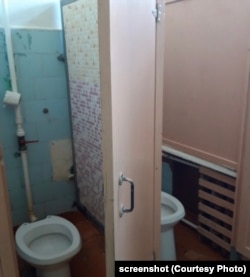 Убиральня у школі міста Боровичі, Новгородська область