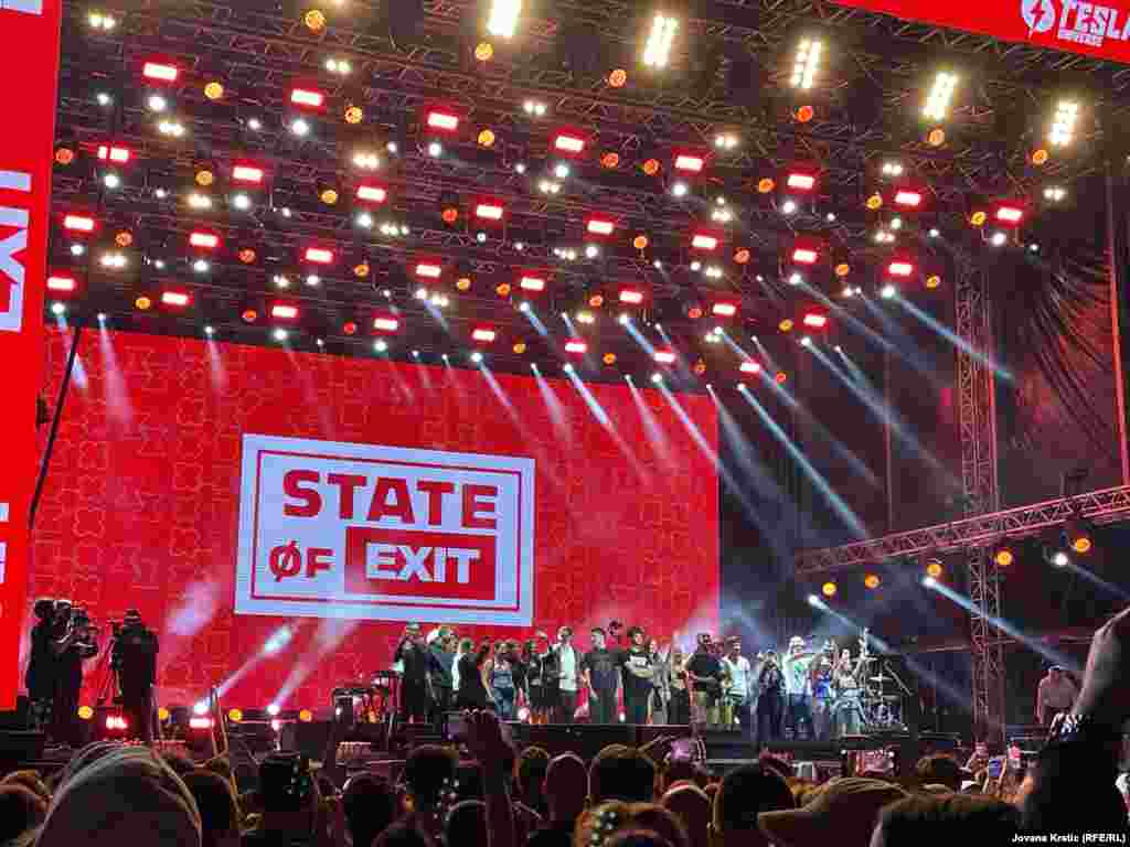 Na binu su izašli predstavnici studenata u blokadi, u pratnji italijanske pevačice Gale.