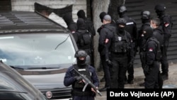 Pretres stadiona kluba Partizan u Beogradu, 4. februara 2021. Policija je pretresla je stadione dva najveća fudbalska kluba u Srbiji, nakon što je uhapsila 17 osoba povezanih sa zloglasnim navijačkim grupama optuženim za organizovani kriminal, trgovinu drogom i ubistva.