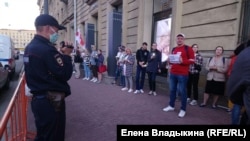 Владимир Драгун во время поздравления Сергея Тихановского у консульства Белоруссии в Петербурге. (Архивное фото)