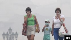 Россияне спасаются от смога при помощи марлевых масок