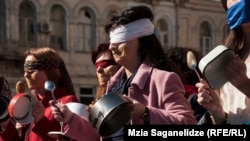 ფოტო არქივიდან - ქალების საპროტესტო მარში თბილისში ქალთა მიმართ ძალადობის და ფემიციდის წინააღმდეგ, 2014 წელი.