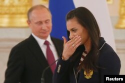 Skakačica s motkom Jelena Isinbajeva i ruski predsjednik Vladimir Putin za vrijeme njegovog dočeka ruskog olimpijskog tima u Kremlju 2016. godine. Dan nakon što je rekla da je homoseksualnost “problem” 2013. godine, Isinbajeva je tvrdila da je pogrešno shvaćena.