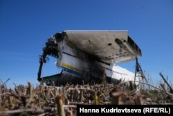 Часть фюзеляжа и крыла Ан-225 "Мрия", самого большого и грузоподъемного самолета в истории мировой авиации. Единственный летный экземпляр "Мрии" был разрушен в ангаре 25 февраля 2022 года во время боев за аэропорт "Антонов", в самом начале вторжения России в Украину