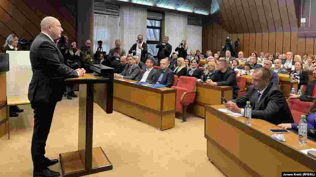 Đurić je tokom rasprave rekao da opozicija "pokušava nasilno da dođe na vlast, umesto na izborima".