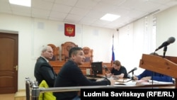 Геннадий Шпаковский (крайний слева) в зале суда