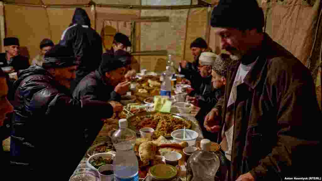 Молебен организовали в доме Муслима Алиева, обвиняемого в участии в запрещенной в России организации «Хизб ут-Тахрир»