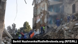 მაშველები ეძებენ კიევზე რუსეთის ჯარების მასირებული შეტევის შედეგად განადგურებული სახლის ნანგრევებში მოყოლილებს. 2025 წლის 17 ივნისი