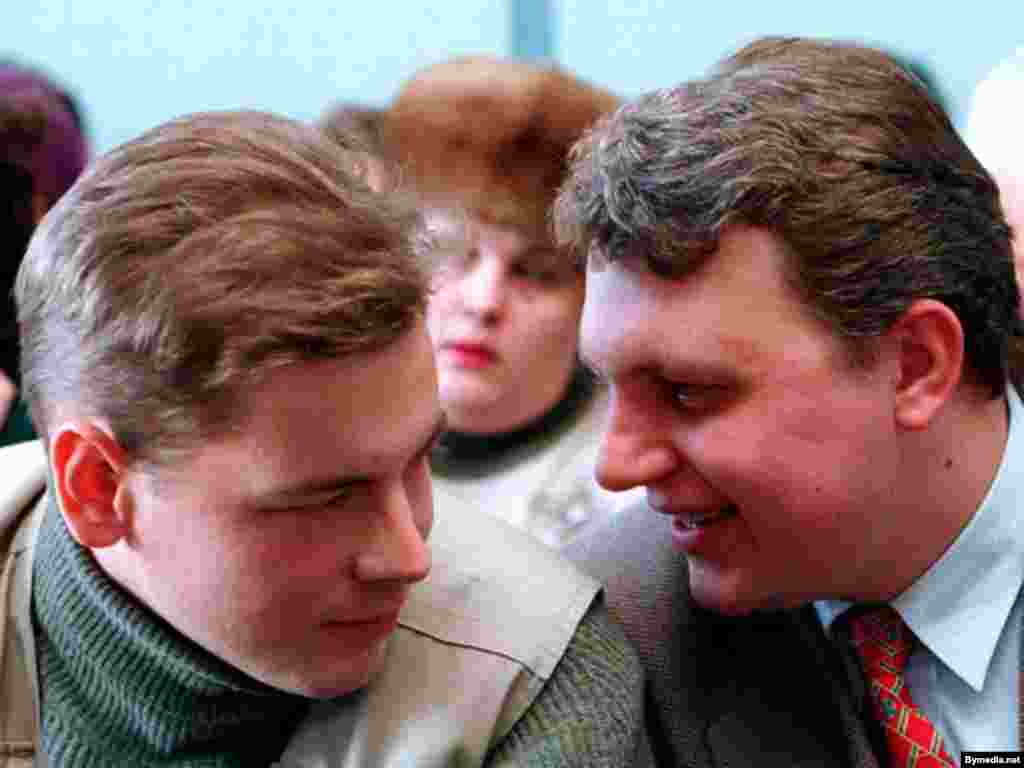 Дмитрий Завадский и Павел Шеремет в Ошмянском суде на процессе о незаконном переходе границы. 1998 год 