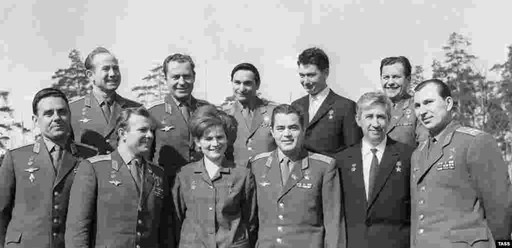 Отряд советских космонавтов (слева направо): Владимир Комаров, Алексей Леонов, Юрий Гагарин, Герман Титов, Валентина Николаева-Терешкова, Валерий Быковский, Адриан Николаев, Борис Егоров, Константин Феоктистов, Павел Попович, Павел Беляев. Апрель 1965 года  