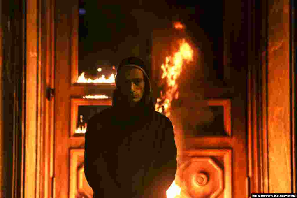 Журналисты последовали за фигурой в капюшоне через подземный переход. Бероева вспоминает: "Мы поднялись наверх, но не могли разглядеть, что он делает возле двери. Затем внезапно вспыхнул огонь. Мы выхватили камеры из сумок".