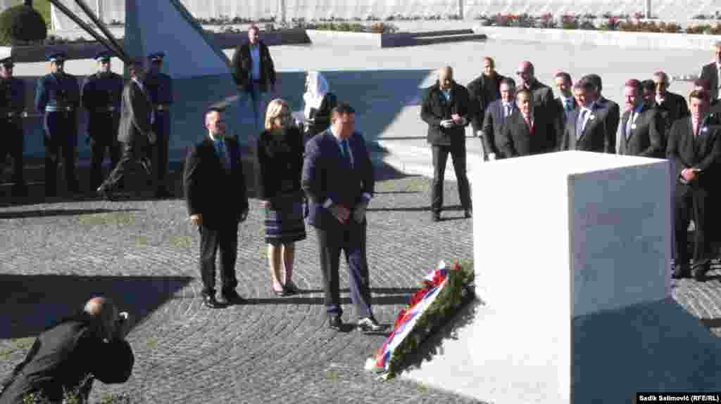 Prilikom održavanja donatorske investicijske konferencije za Srebrenicu 2015. godine, Milorad Dodik, kao predsjednik bosanskohercegovačkog entiteta Republika Srpska (RS), Željka Cvijanović, premijerka RS-a i Dragan Lukač, ministar unutrašnjih poslova RS-a, odali su počast žrtvama genocida u Srebrenici, 16. april.