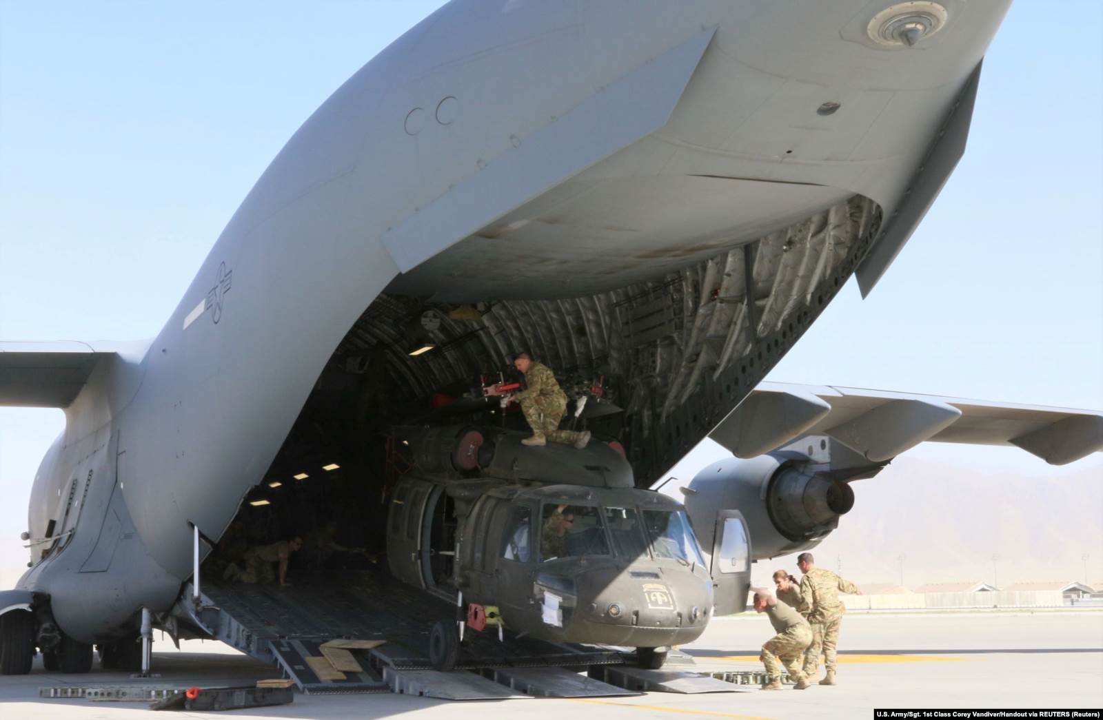 Ukrcavanje "Blackhawk" helikoptera na transportni avion tokom povlačenja američkih snaga iz Afganistana, 16. juni 2021. 