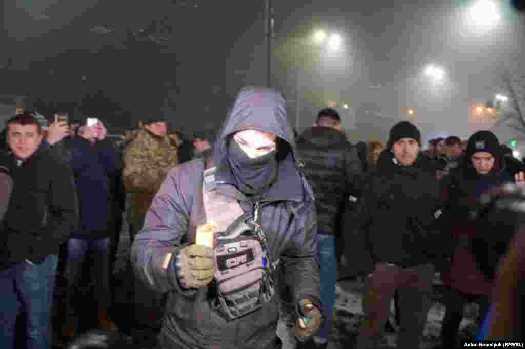 У здания российского посольства в Киеве проходит акция протеста. Акцию проводит украинская праворадикальная организация С14.