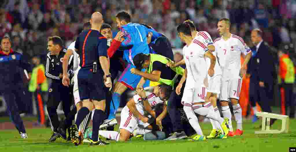 Navijači i igrači Srbije i Albanije