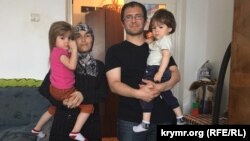 Рустем Якубов у себе вдома у Дрогобичі з дітьми і дружиною Ельзарою