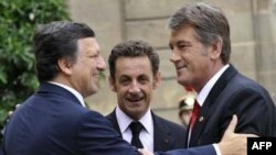 Жозе Мануель Баррозу (зліва), Ніколя Саркозі і Віктор Ющенко. Париж, 9 вересня 2008 р.