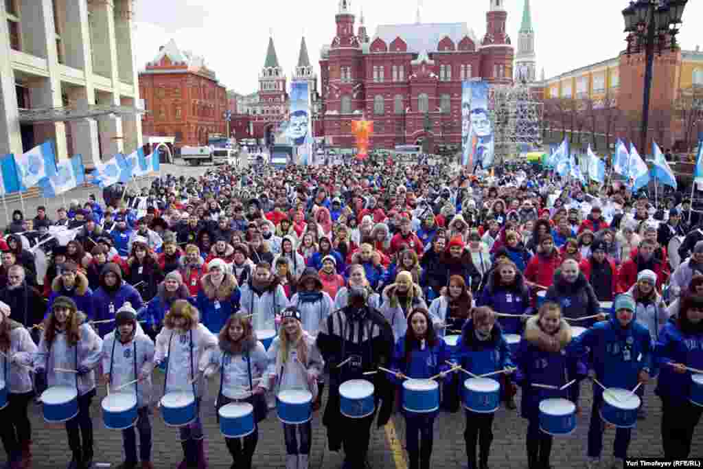 Молодые люди из движения "Сталь" провели на Манежной площади акцию, на которой они барабанили в ответ сомневающимся в победе "Единой России" на выборах в Государственную Думу. 