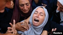 Članovi porodice i rodbina u plaču na sahrani 12-godišnjeg Vasema Abu Dake, koji je, prema navodima ljekara, ubijen u izraelskom napadu, Kan Junis, južno područje Pojasa Gaze, 20. jula 2025.