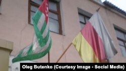 აფხაზეთის და სამხრეთ ოსეთის დე ფაქტო რესპუბლიკების დროშები